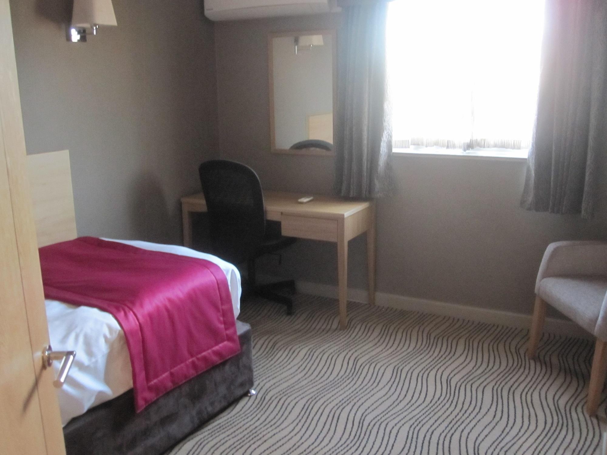 Best Western Heath Court Hotel Newmarket  Bagian luar foto