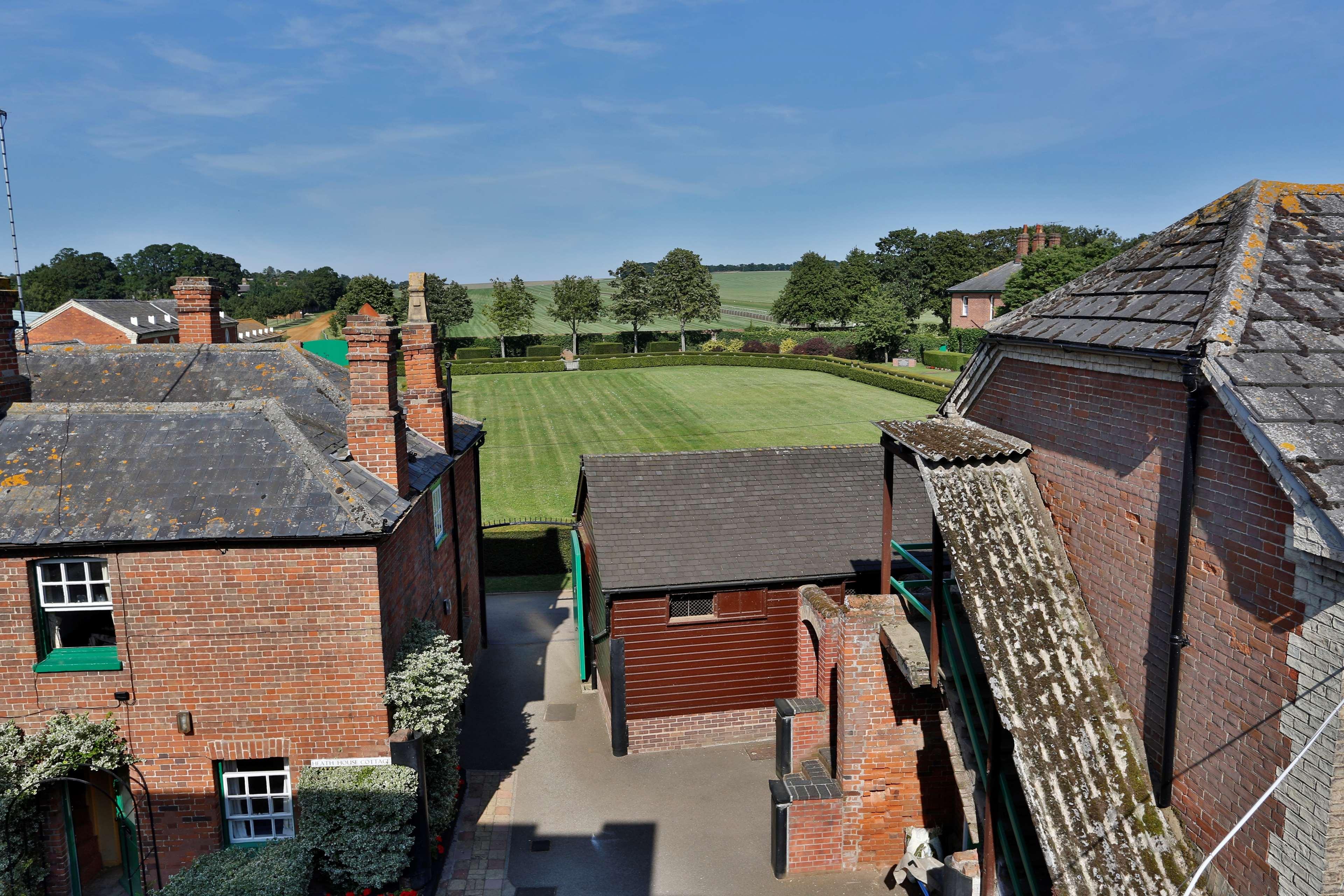 Best Western Heath Court Hotel Newmarket  Bagian luar foto