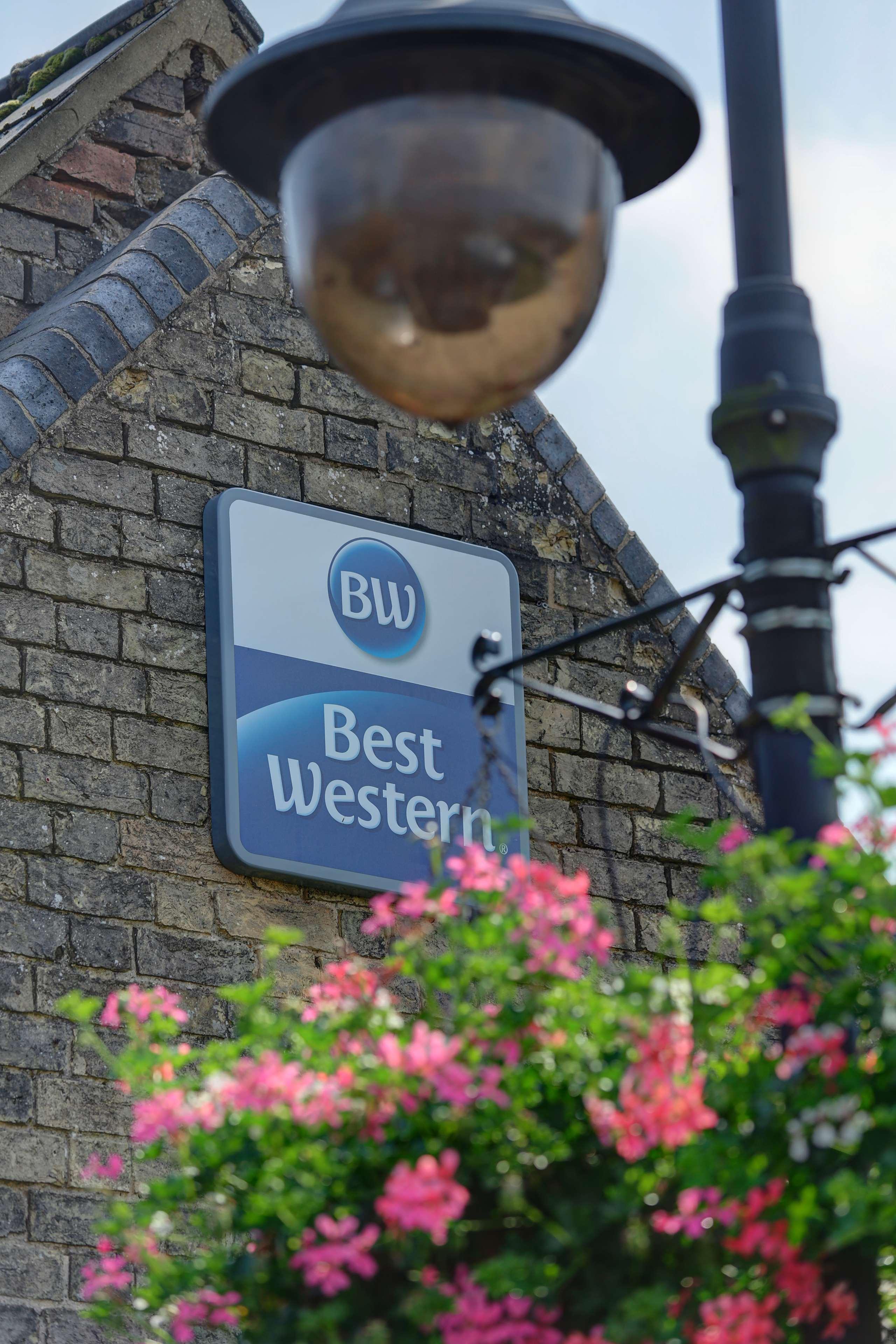 Best Western Heath Court Hotel Newmarket  Bagian luar foto