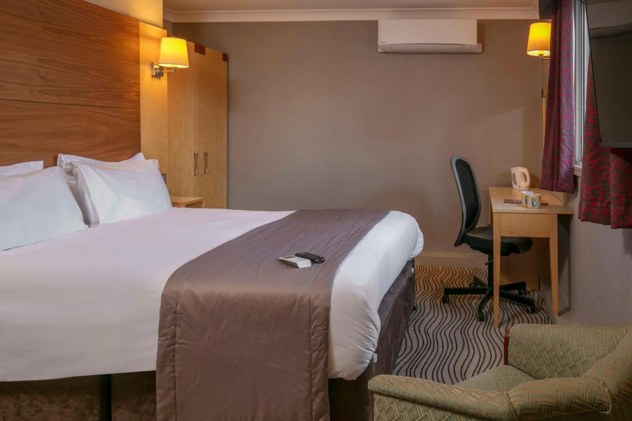 Best Western Heath Court Hotel Newmarket  Bagian luar foto