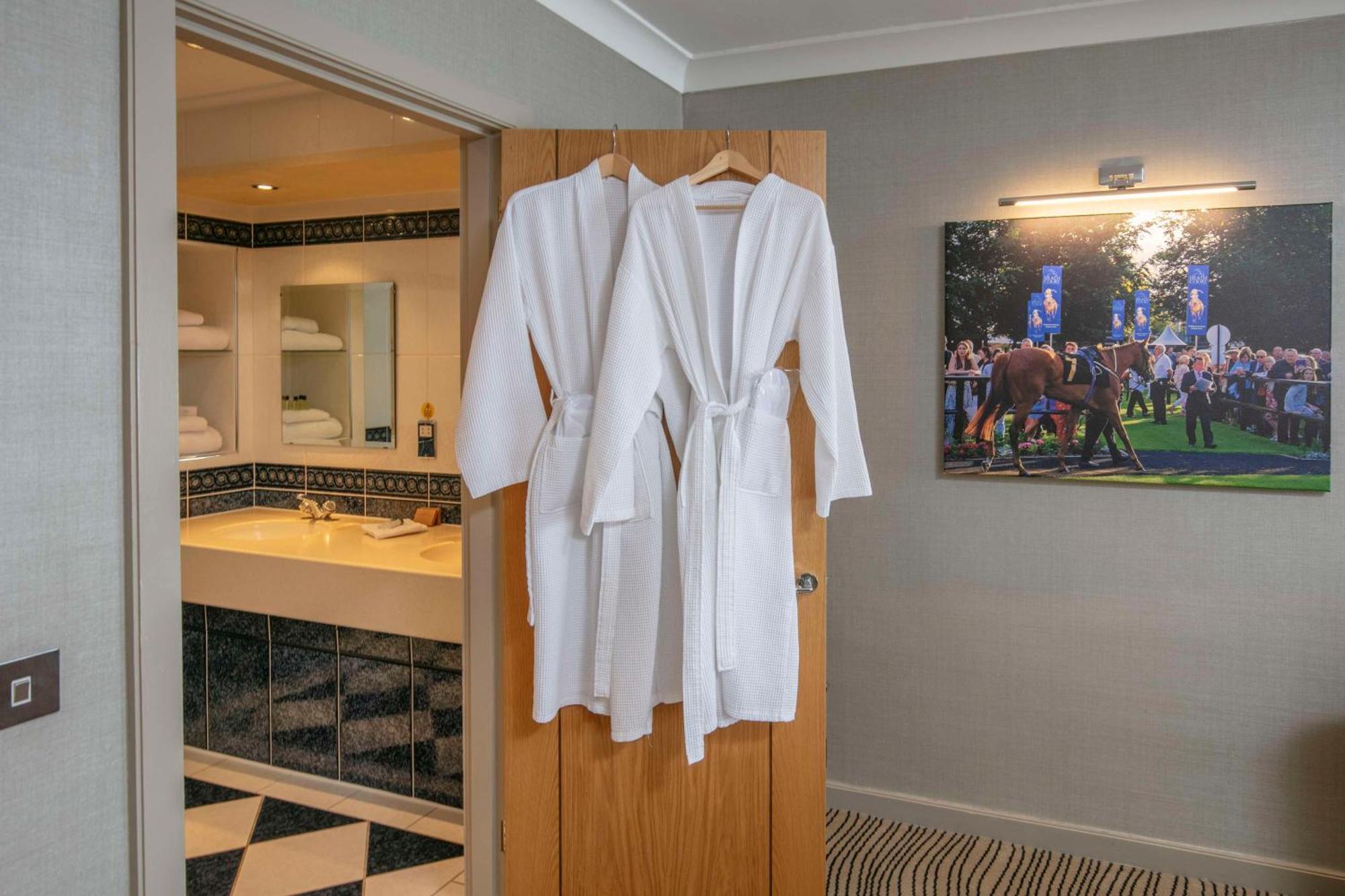 Best Western Heath Court Hotel Newmarket  Bagian luar foto