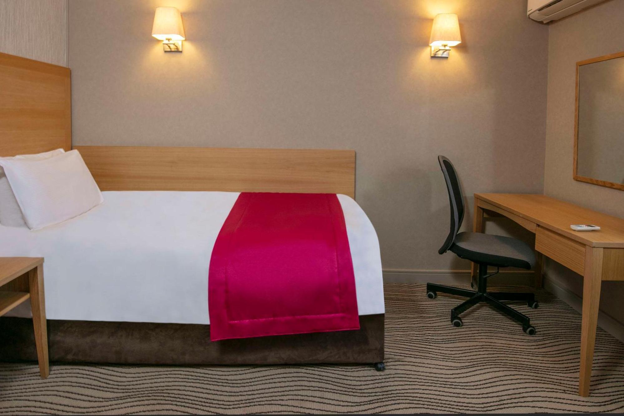Best Western Heath Court Hotel Newmarket  Bagian luar foto
