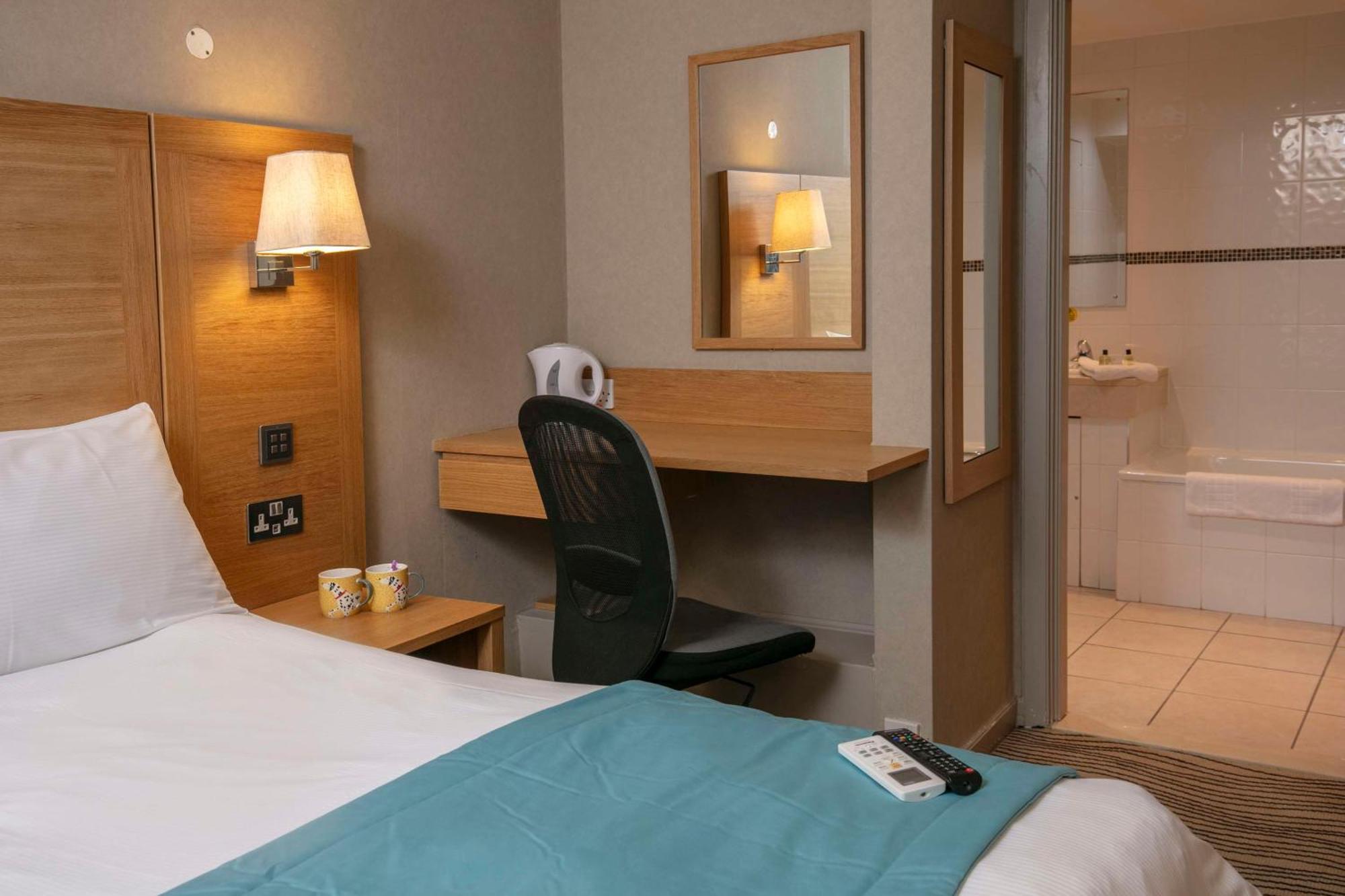 Best Western Heath Court Hotel Newmarket  Bagian luar foto