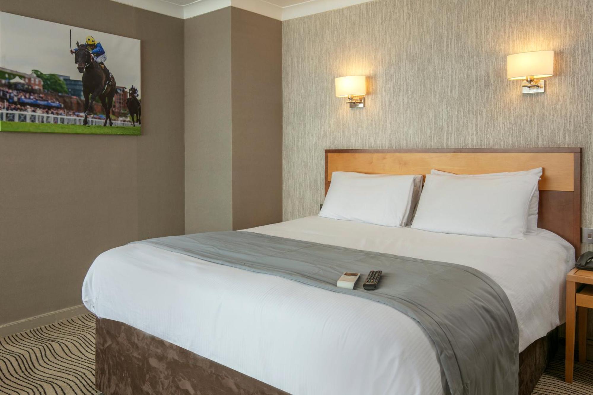 Best Western Heath Court Hotel Newmarket  Bagian luar foto