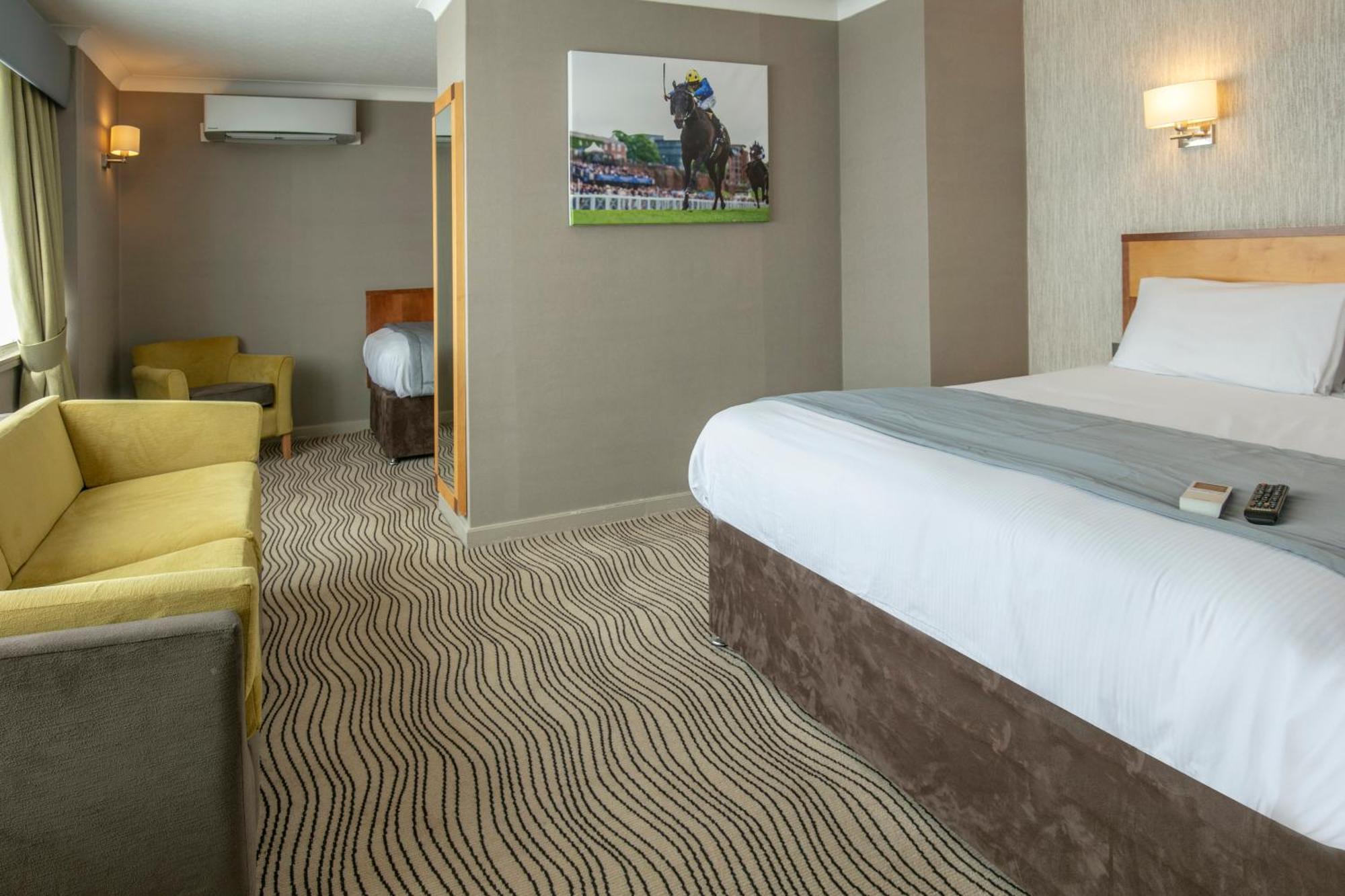 Best Western Heath Court Hotel Newmarket  Bagian luar foto