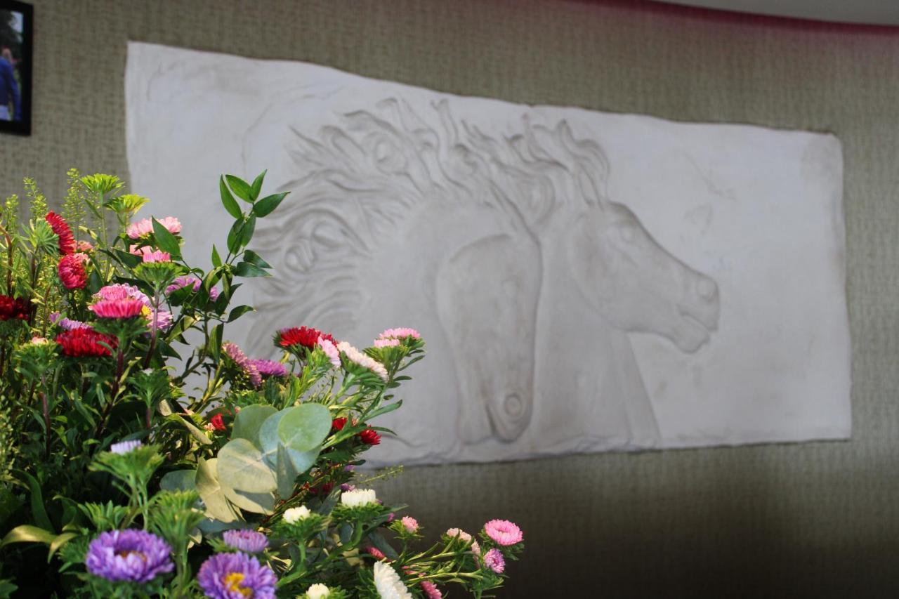 Best Western Heath Court Hotel Newmarket  Bagian luar foto